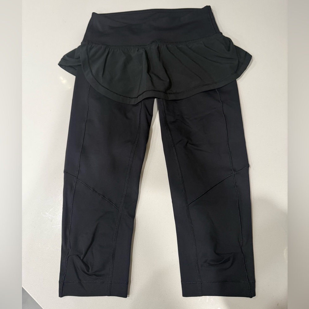 Lululemon capri with overlay skirt